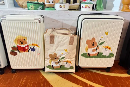 ▲899元滑輪拖車購物袋+紅包袋；1999元行李箱。（圖／記者吳翊緁攝）