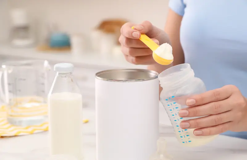 ▲近日部分嬰兒配方奶粉因原料疑慮而進行預防性下架。泡奶粉示意圖 （圖／NOWNEWS）