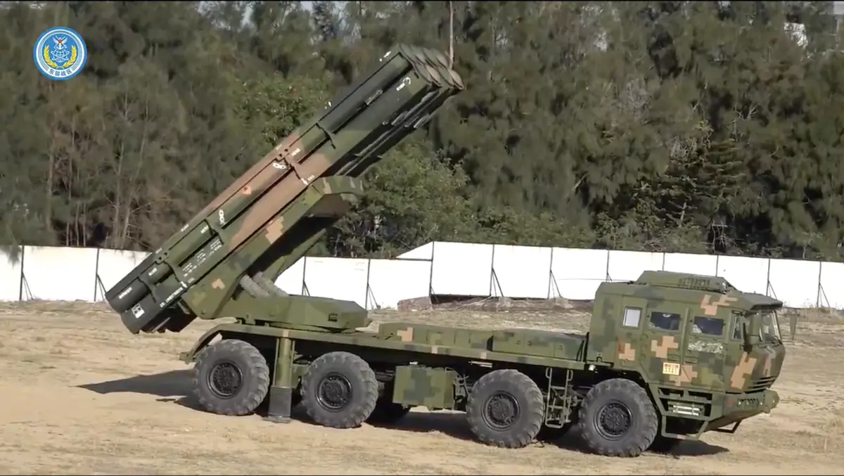 ▲中國解放軍東部戰區昨（29日）至今（30日）接連展開「正義使命-2025」圍台軍演。中國解放軍東部戰區進行遠程火力實彈射擊。（圖／擷取自央視）