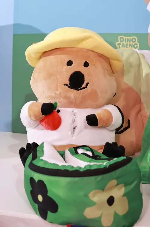 ▲7-11春節福袋999元款，造型布偶面紙套+頸枕毯+紅包袋DINOTAENG。（圖／記者吳翊緁攝）