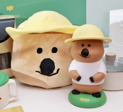 ▲7-11春節福袋，立體造型公仔存錢筒+造型抱枕毯+紅包袋，DINOTAENG。（圖／記者吳翊緁攝）