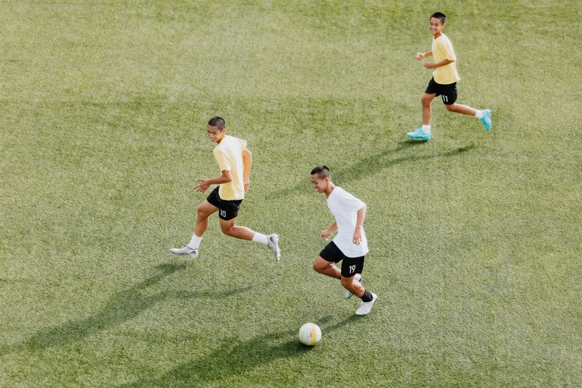 ▲國泰世華銀行基金會「大樹計畫」長期支持偏鄉學校發展特色教育，讓孩子們有機會在球場上追逐夢想。圖為台東豐田國中足球隊在練習場上的日常訓練，培養團隊默契。（圖／國泰世華銀行提供）
