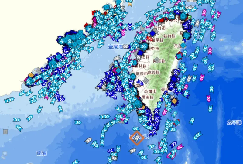 ▲中國軍演針對台灣周遭多處海空域，可看到船舶大多繞開劃定範圍。（圖／台灣船舶動態資訊系統）