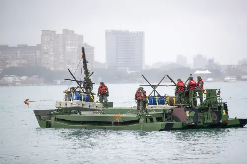 ▲第三作戰區53工兵部隊執行河道阻絕任務。（圖／第三作戰區提供）