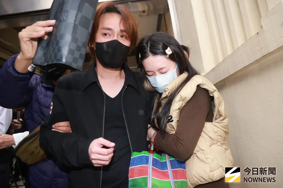 ▲資深男星曹西平今（30）日驚傳猝逝，享壽 66歲，遺體於今日下午1時50分在板橋殯儀館進行司法相驗，乾兒子Jeremy（黑口罩）與女友一同抵達，整個流程約於下午2時35分結束。（圖／記者葉政勳攝影）