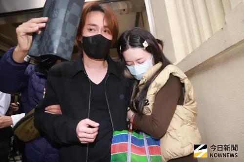 曹西平遺體相驗結束！天空突下暴雨　Jeremy神情哀戚、快步離開
