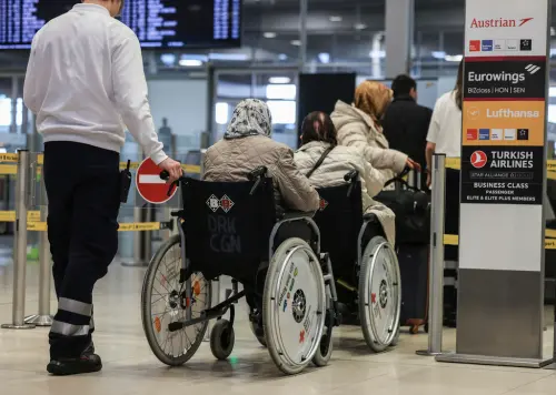 坐輪椅登機、下機卻痊癒？「登機橋耶穌」顯靈　神蹟航班惹怒旅客
