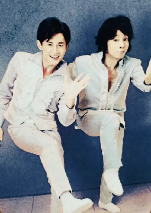 ▲吳慷仁（左）與曹西平在《鮮肉老爸》裡的男團造型劇照，吳慷仁到現在都還保留著。（圖／摘自  吳慷仁Kang Ren Wu  臉書）