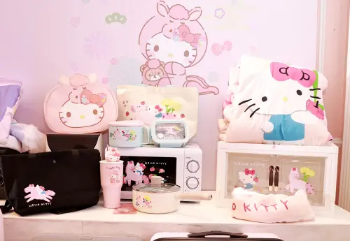 ▲7-11春節福袋，聯名熱門IP Hello Kitty款。（圖／記者吳翊緁攝）&nbsp;