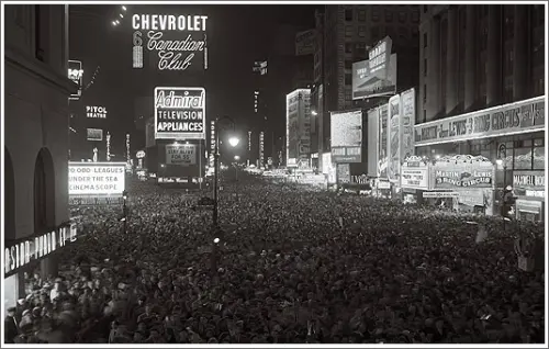 ▲約時代廣場從1907年開始舉辦降球儀式（Times Square Ball），當時因紐約禁止施放煙火，主辦方改用一顆被稱為「時報球」的球體，沿著特殊設計的旗杆下降141英尺，過程剛好60秒，直接迎接新年的到來，是全球跨年晚會的始祖。（圖／timessquareball.net）
