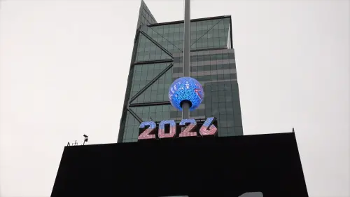 ▲紐約時代廣場的降球儀式是全球跨年晚會的始祖，「時報球」近年來已經變成像是水晶球嶄新模樣。（圖／Youtube@timessquareball）