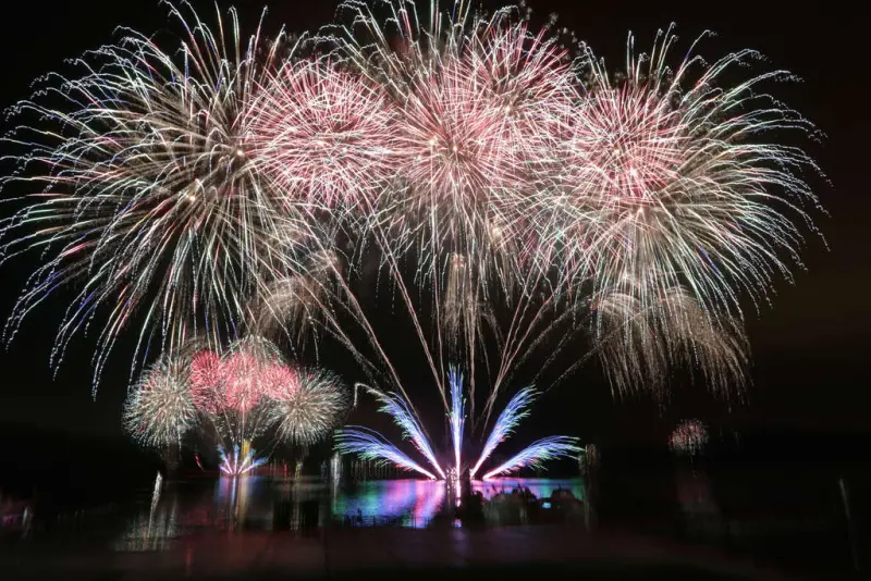 ▲日月潭、清境農場將在跨年夜施放煙火，《NOWNEWS》一次整理兩場跨年活動交通管制、演出卡司、天氣等資訊，讓你一文就了解。圖為日月潭煙火。（圖／翻攝自日月潭國家風景區管理處sunmoonlake.gov.tw）