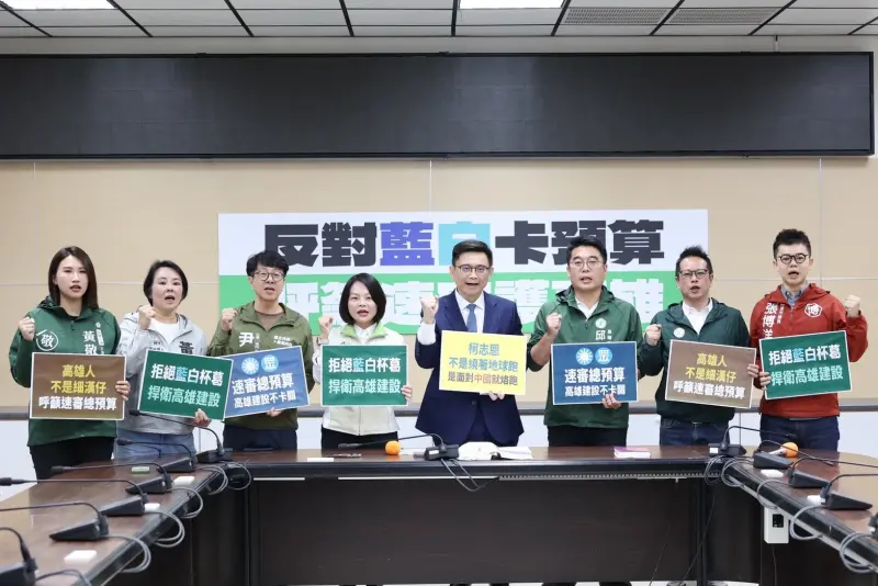 ▲ 立委賴瑞隆今天偕同多位市議員及參選人於高雄市議會召開記者會，點名國民黨立委柯志恩應公開表態，並呼籲藍白兩黨儘速審議總預算，勿以政治利益犧牲高雄權益。（圖／立委賴瑞隆辦公室提供）