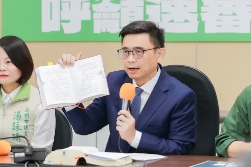 ▲ 賴瑞隆擔心總預卡關，直接衝擊國防預算及大林蒲遷村等重大工程，其點名國民黨立委柯志恩應公開表態，並呼籲兩黨儘速審議，勿以政治利益犧牲高雄權益。（圖／立委賴瑞隆辦公室提供）