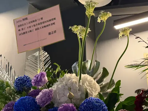 ▲羅志祥祝福蔡依林演唱會成功的花籃，祝賀詞大膽稱她為阿姨。（圖／記者李欣恬攝影）