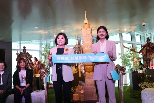 ▲圖1_雲林縣長張麗善、文化觀光處長陳璧君一同為《超越偶‧超越巔峰》剪綵。(圖／雲林縣政府提供)