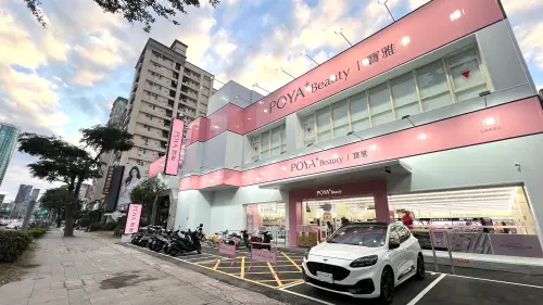 ▲根據內政部實價登錄揭露，位於巨蛋商圈博愛三路上，一棟2層樓大型透店，今年10月由連鎖生活百貨「POYA寶雅」，以月租總價80萬元承租。（圖／台灣房屋集團提供）