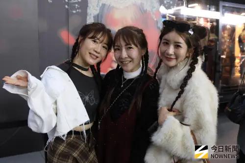 ▲今（30）日在大巨蛋場外，有三位粉絲打扮精緻，編上辮子向蔡依林致敬。（圖／記者朱永強攝影）