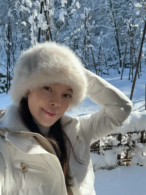 ▲▼曾馨瑩和家人赴日本滑雪，身上行頭和凍齡外貌引發話題。（圖／曾馨瑩IG@hsin_ying_tseng）