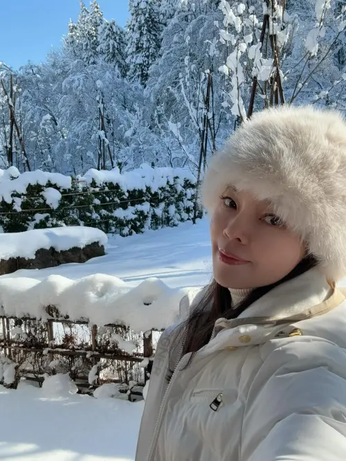 ▲▼曾馨瑩和家人赴日本滑雪，身上行頭和凍齡外貌引發話題。（圖／曾馨瑩IG@hsin_ying_tseng）