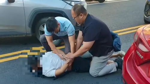 ▲當場逮捕簡姓及謝姓2名車手。現場查扣自小客車1部、行動電話4具、新臺幣2萬4千元及毒品咖啡包、愷他命等證物。（圖／記者莊全成攝）