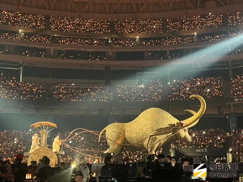 蔡依林化身暗黑女祭司！胯下巨蛇蠕動　3層樓高大公牛衝破大巨蛋