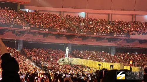 ▲蔡依林今晚在台北小巨蛋開唱，她以極好的核心，站在蠕動的蛇上移動。（圖／讀者提供）