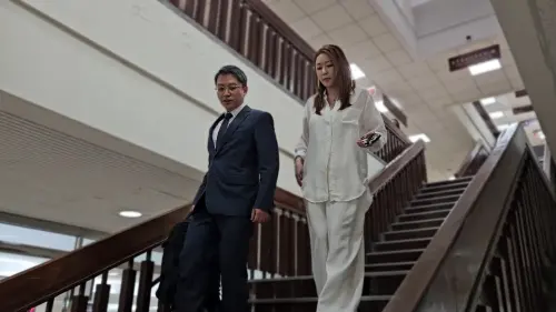 ▲東京著衣創辦人周品均（右）因為與前夫之間的刑事官司，到台北地院出庭，她身旁的林哲健律師（左），也為網紅Andy打官司。（圖／記者劉松霖攝）