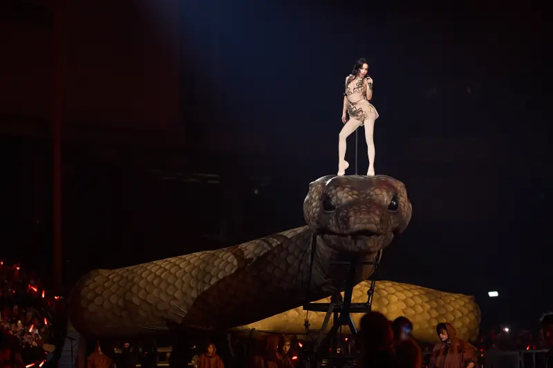 ▲蔡依林（如圖）今（30）日晚間在台北大巨蛋震撼開場！搭乘30公分長的巨蟒，繞行全場。（圖／凌時差提供）