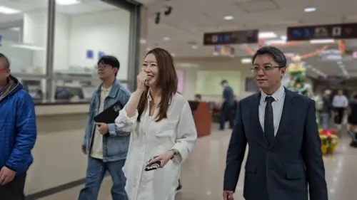 ▲周品均（左）與共同創辦東京著衣的前夫已離婚12年，雙方仍恩怨未了。（圖／記者劉松霖攝）