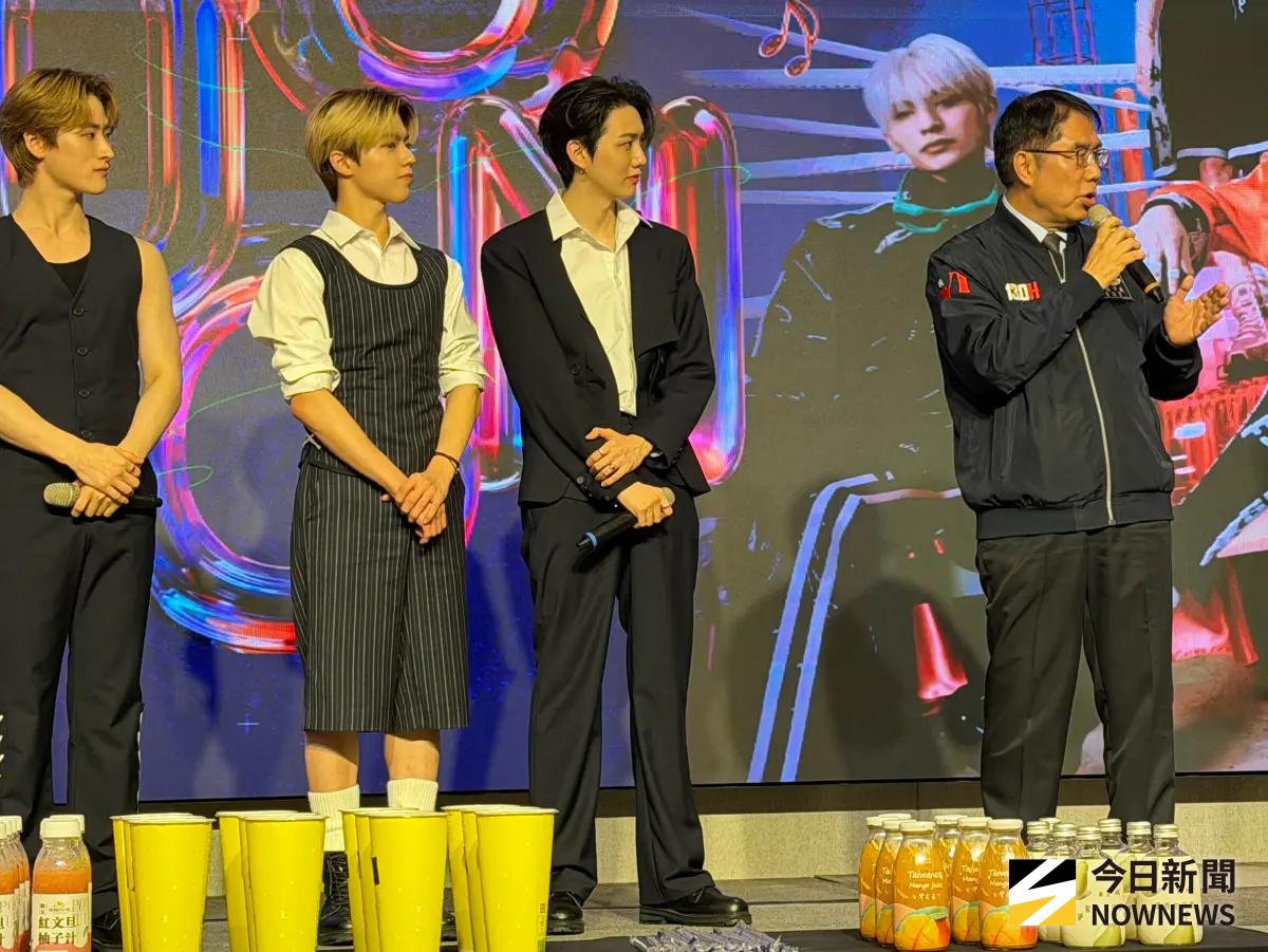 ▲台南市長黃偉哲（右）被邀請站在ALL(H)OURS的中間，害羞瘋狂拒絕「不行不行」。（圖／記者陳雅蘭攝）