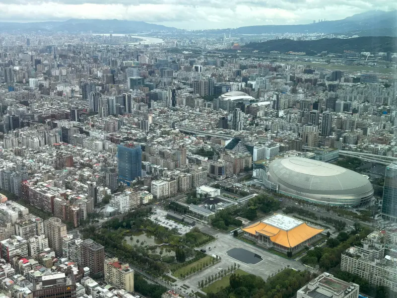 ▲仲量聯行今舉辦2025年市場回顧與2026年展望記者會，仲量聯行董事總經理侯文信指出，2025年捷運聯開、公辦都更案總投資金額突破3000億元，預期都更、捷運聯開會是2026年建商取得土地的新戰場。（圖／記者徐銘穗攝）