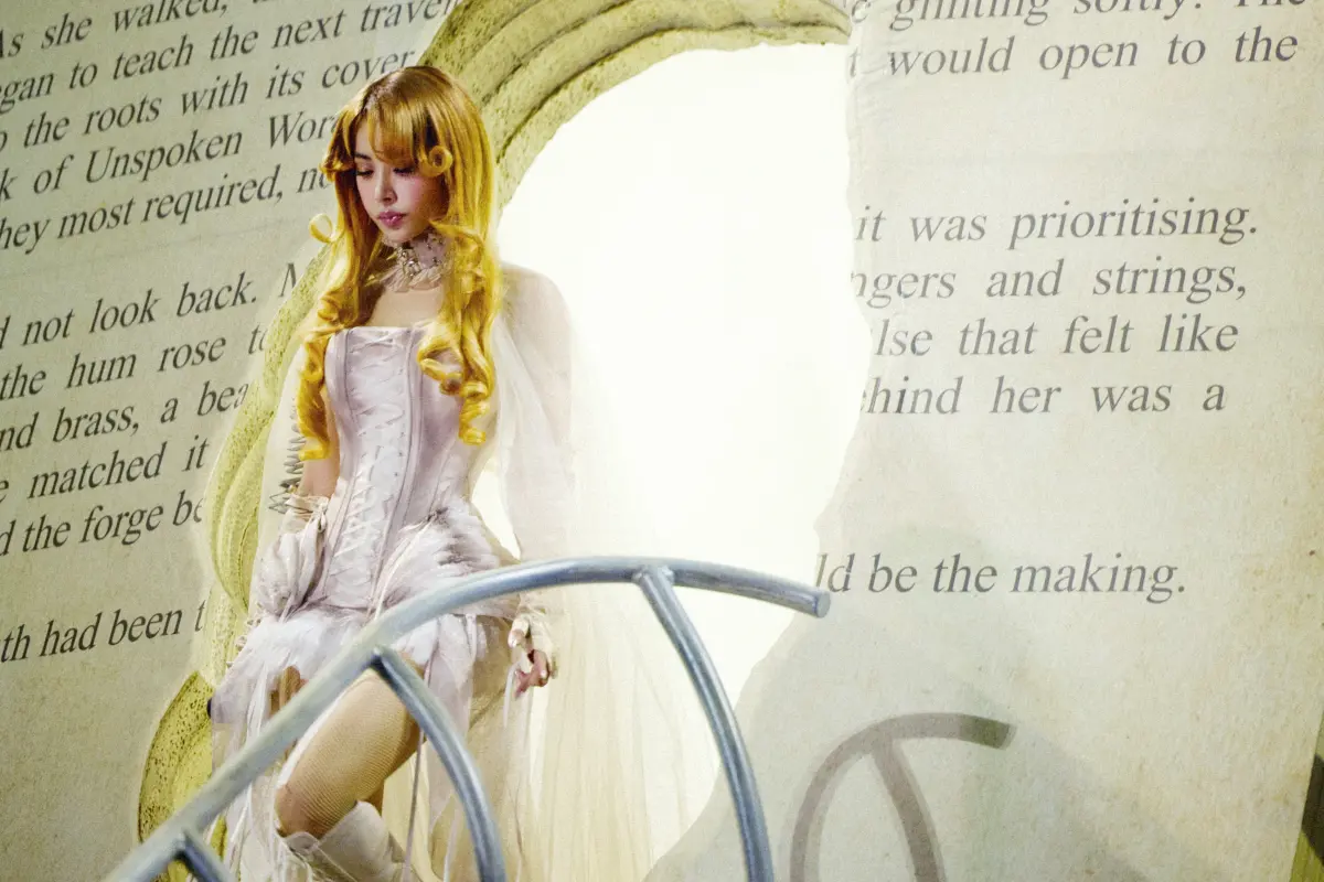 ▲蔡依林（如圖）今（30）日晚間在台北大巨蛋開唱，服裝道具佈景多變，在慢歌橋段，她變身金沙女伶，從巨大的翻頁真相魔法之書走出來，要觀眾盡情尖叫，因為場地很大。（圖／凌時差音樂提供）