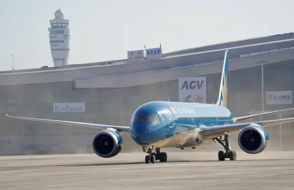 ▲越南政府規劃2026至2030年擴大公共投資，機場、高鐵、深水港等大型建設被視為帶動經濟從「出口單引擎」轉向「基建＋內需」雙引擎的關鍵。（圖／翻攝自CHINHPHU.VN）