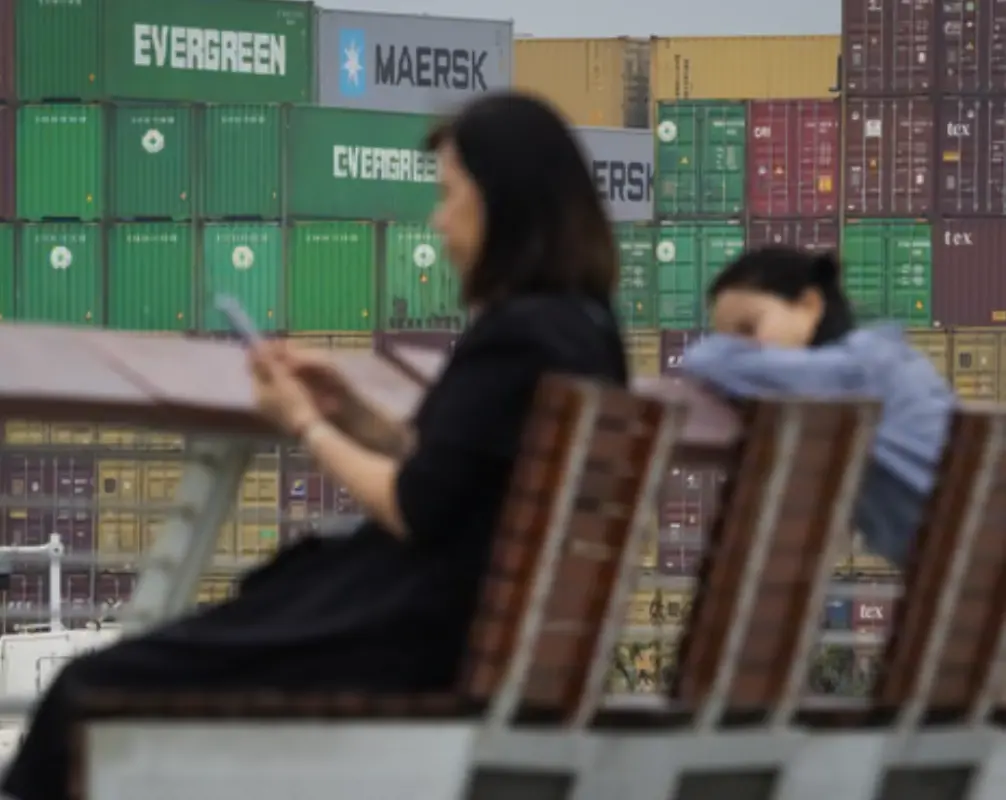 ▲美國加徵關稅後，中國出口貨品加速轉向歐洲、拉丁美洲與東南亞，各國政府為防止低價商品衝擊本土產業，陸續研議反傾銷與加徵關稅因應。（圖／翻攝自衛報）