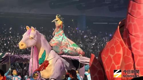 ▲蔡依林（如圖）今（30）日晚間在台北大巨蛋的演唱會，是百變秀，當她騎著白馬現身時，4萬名觀眾看傻。她也對觀眾告白：「你們把我唱哭了！」（圖／讀者提供）