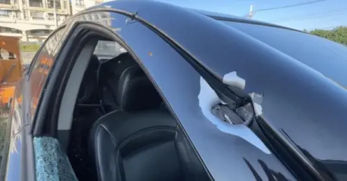 ▲屏東李姓男子兩度拒檢疑擁槍，警方30日鎖定其躲藏的農舍圍捕，李男駕車衝撞警力逃竄，警方開40多槍破窗制伏，3名員警受傷，查獲槍枝擴大偵辦。（圖／翻攝畫面）