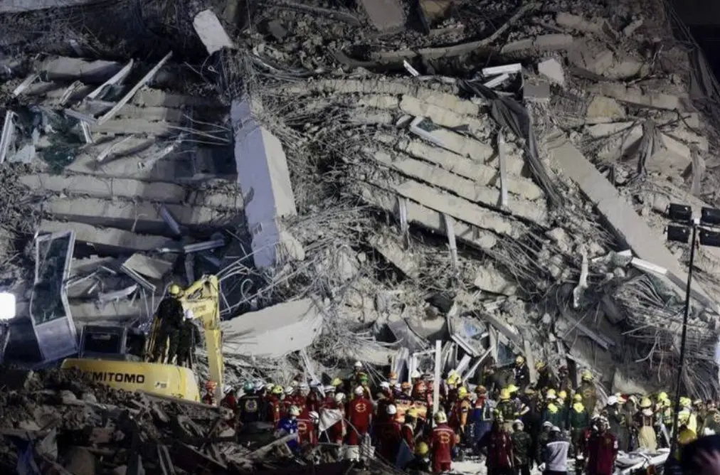 ▲泰國曼谷審計署新大樓在3月28日緬甸強震後整棟倒塌，造成95人罹難也成為曼谷此次地震唯一垮塌的高樓。（圖／美聯社／達志影像）