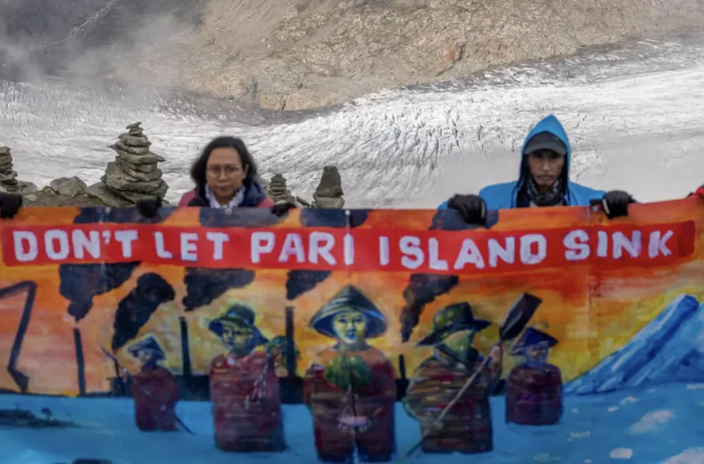 ▲印尼雅加達外海的帕里島近年頻遭海水倒灌與侵蝕，居民提告瑞士水泥巨頭霍爾森要求賠償並資助紅樹林與防波堤等保護工程。（圖／路透社／達志影像）