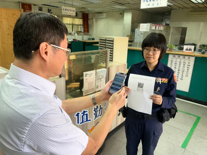 ▲ 欲申辦此項服務之民眾可至高雄交通違規便民服務網或掃描QRCord登錄基本資料及手機號碼，並待簡訊通知審核結果，就可以第一時間掌握交通違規資訊。（圖／高市警局交通大隊提供）