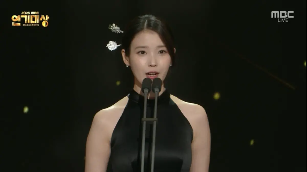 ▲IU（如圖）跟邊佑錫華麗現身《MBC演技大賞》頒發大賞，高級華麗的造型引爆歡呼。（圖／iMBC）