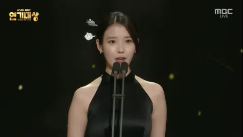 IU、邊佑錫手牽手現身《MBC演技大賞》頒獎　露香肩造型驚呆觀眾
