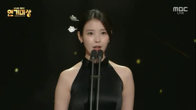 IU、邊佑錫手牽手現身《MBC演技大賞》頒獎 露香肩造型驚呆觀眾