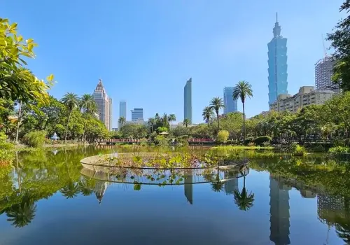 ▲國父紀念館翠湖不僅有超美101倒影，還可以看到101外觀樣貌，今天大巨蛋看完蔡依林的粉絲，可以直接轉戰這裡看101煙火！（圖/國父紀念館官網）