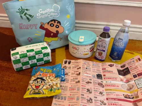 ▲7-11「基本款」福袋499元，內容物開箱。（圖／記者鍾怡婷攝）