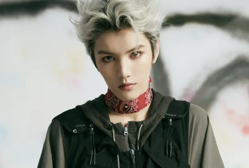 陸24歲男星靈超車站爆走!抓粉絲頭摔手機全被拍 經紀公司怒發聲