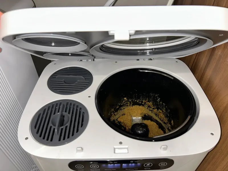 ▲符合 2026 補助資格的「乾燥式廚餘機」，能將濕廚餘高溫烘乾成乾燥碎屑（圖），大幅縮小體積並不產生異味，是民眾申請熱門機型。（圖／486團購提供）