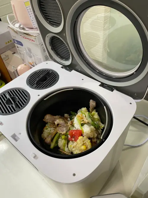 ▲乾燥研磨型在處理前（如圖）可放入剩菜剩飯與骨頭，透過高溫烘乾達到減量效果。（圖／486團購提供）