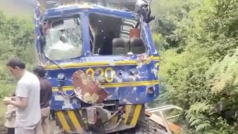 影／秘魯馬丘比丘傳火車對撞！正面相撞「車頭全毀」　釀1死30傷