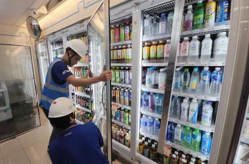 ▲▲迎接跨年人潮位於北市的萊爾富信彩店，上午9點30分即安排人員拆除門市大門及冰箱門玻璃，以節省並縮短民眾拿取商品的時間。（圖／記者吳翊緁攝）&nbsp;